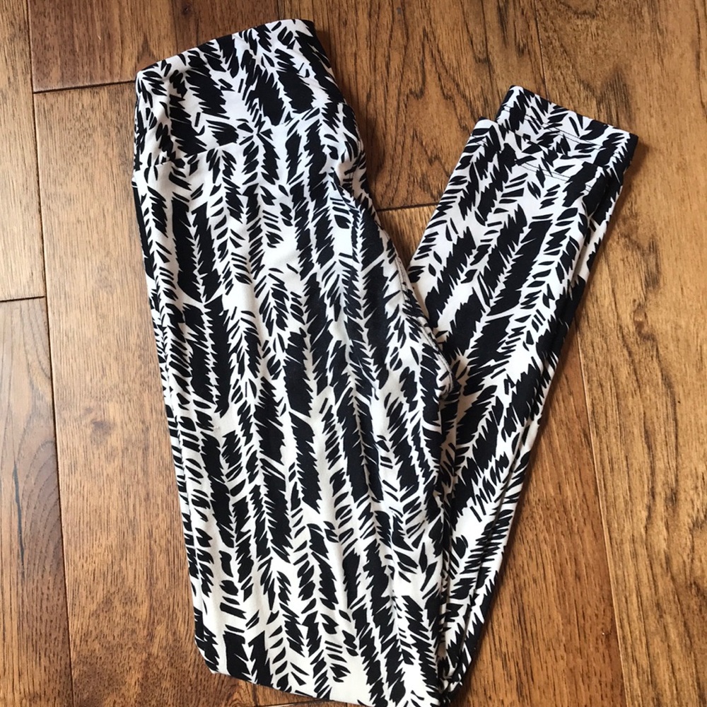 LuLaRoe black and white leggings